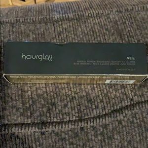 NWOT Hourglass veil mineral primer
